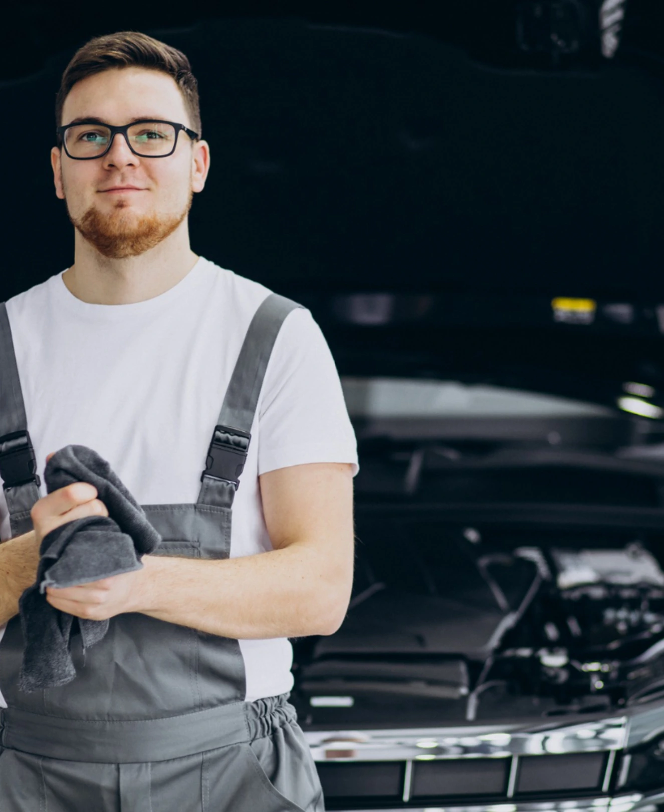 Mechanic in gray overalls